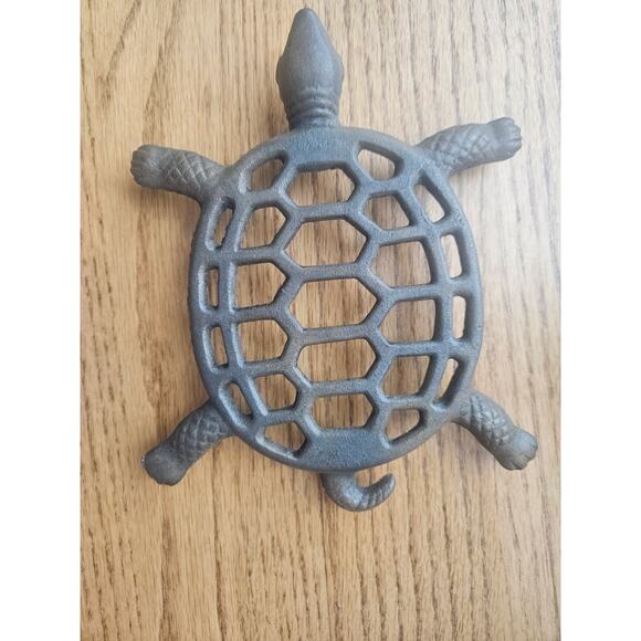 Vintage Ware 8 1/8" Inch Cast Iron Skillet No 5 with turtle trivet - Picture 4 of 10